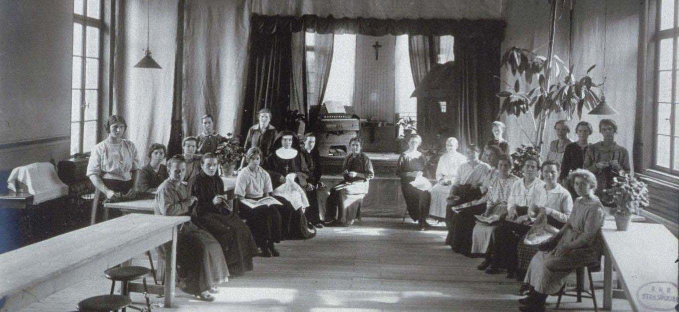 Patronage catholique de filles à Bischwiller en 1922 : la salle de récréation
